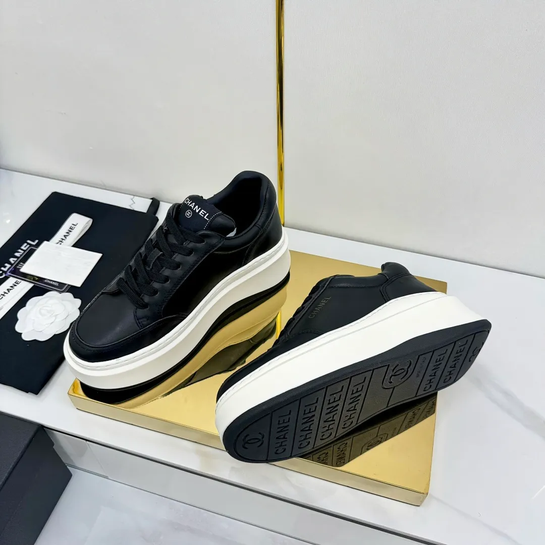 👟👟Ex-factory price 600👟👟 Upgraded version, upgraded version, upgraded version! No rebuttal accepted! ! ! ! Chanel Chanel panda shoes! 2025 counter's top casual sports shoes. This classic design; the upper is electro-embroidered with a variety of techniques; the outsole is fashionable and sporty; the unusual inclusion of a variety of color matching elements... The diversified mix and match is very good-looking and versatile, and can be used for leisure, fashion, sports, and outdoor... ꫛꫀꪝ Go➫ Materials: ❶Upper made of: original imported first-layer silk cowhide + original waterproof cloth + original first-layer cowhide ❷Inner lining: Original Yangli+Net ❸Outsole based on: Original TPU combination outsole Counter boutique packaging complete set for women 35–41 👉 👉 👉 👉 👉